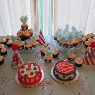 Thing 1/thing 2 Cupcakes