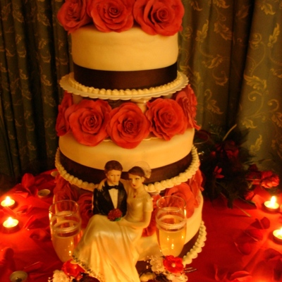 Red Roses Wedding Cake