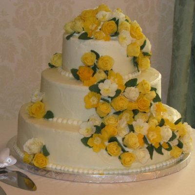 Yellow And White Roses Wedding Cake