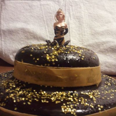 Marilyn Monroe Surprise Cake