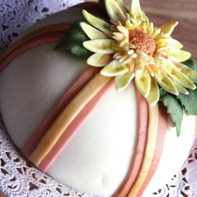 Miniature Daisy Cake