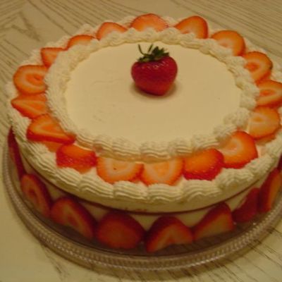 Sponge Cake With White Chocolate & Strawberries Mousse Filling