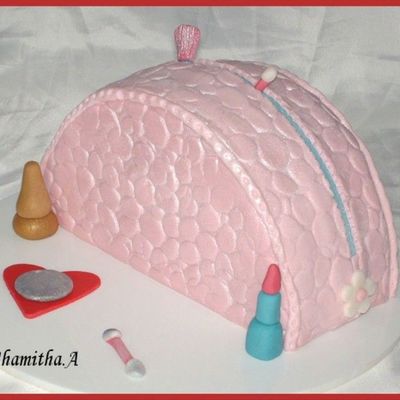 Make -Up Bag Cake