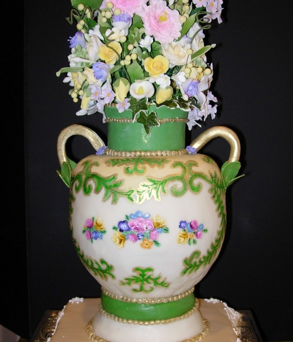 "antique" Vase Cake With Sugar Flower Bouquet