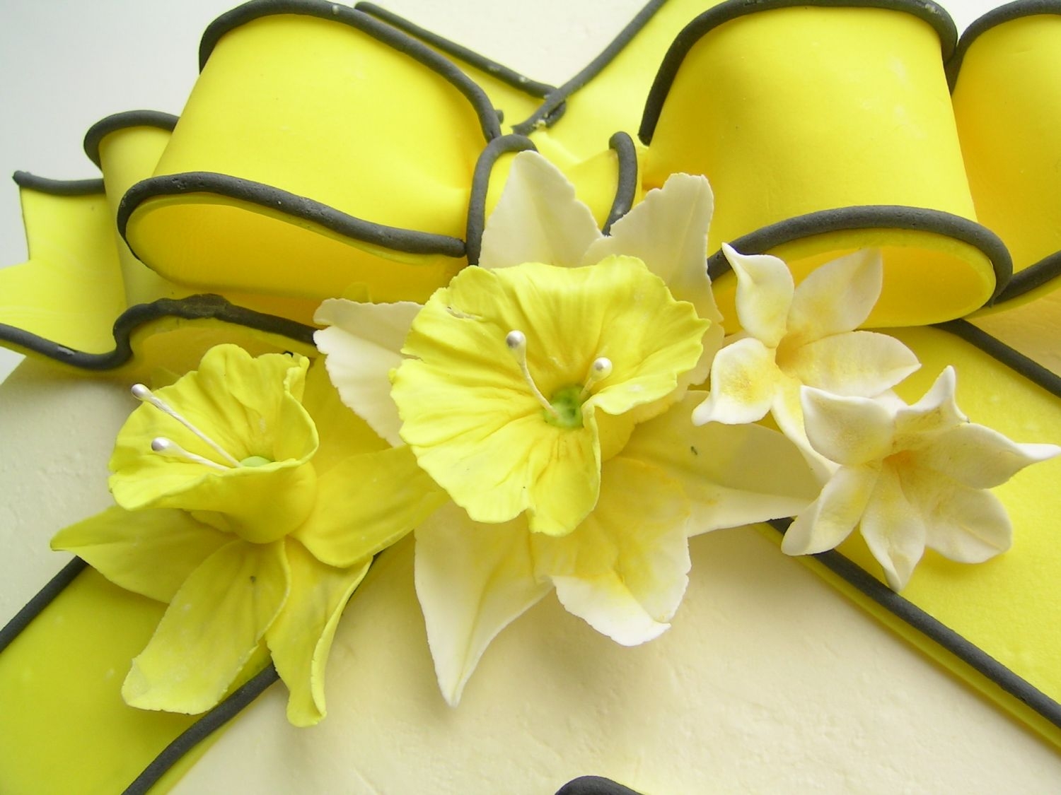 Yellow Ribbon Gift Box - CakeCentral.com