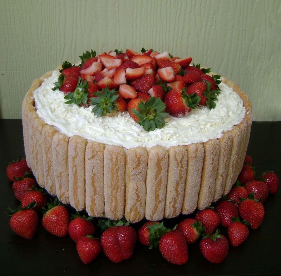 Lady Finger Cake With Fresh Strawberries.