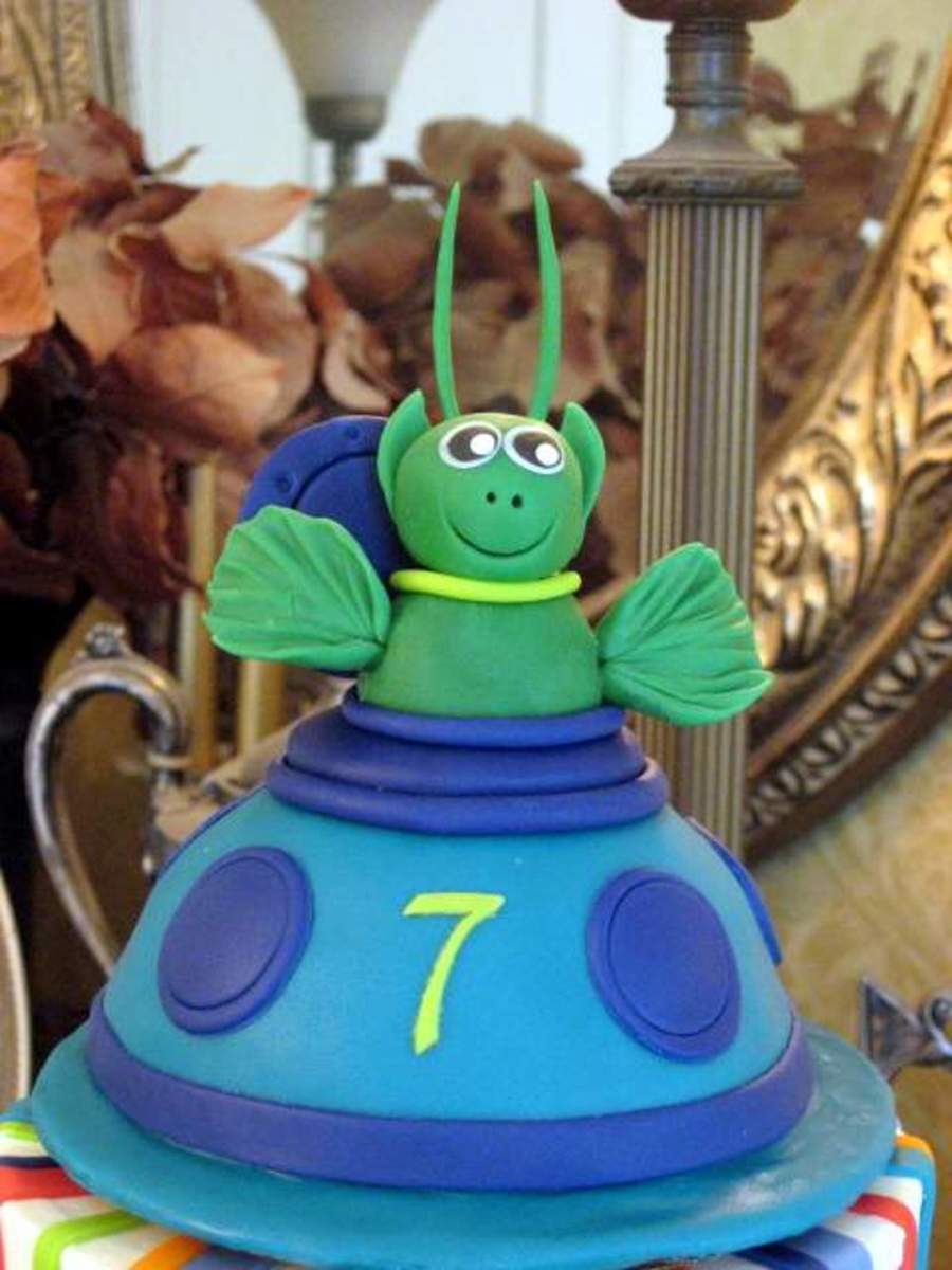 Aliens And Spaceship Birthday Cake - CakeCentral.com