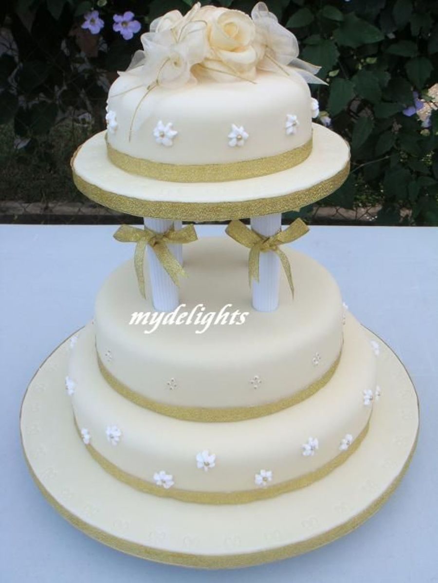 Cream & Gold Wedding Cake 1