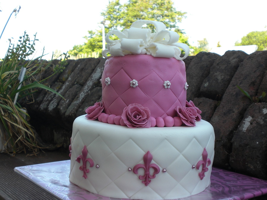 Classical Cake With Fleur De Lis (French Lilly)