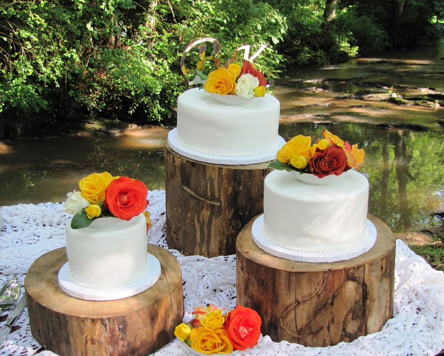 Tree Stump Stand Wedding Cakes