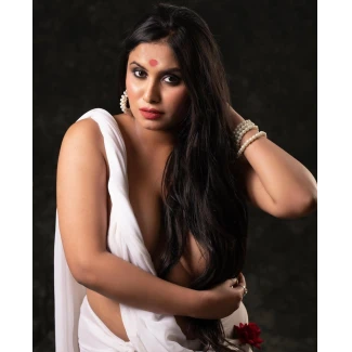 Desi model showing off her tits in just her saree and posing almost topless