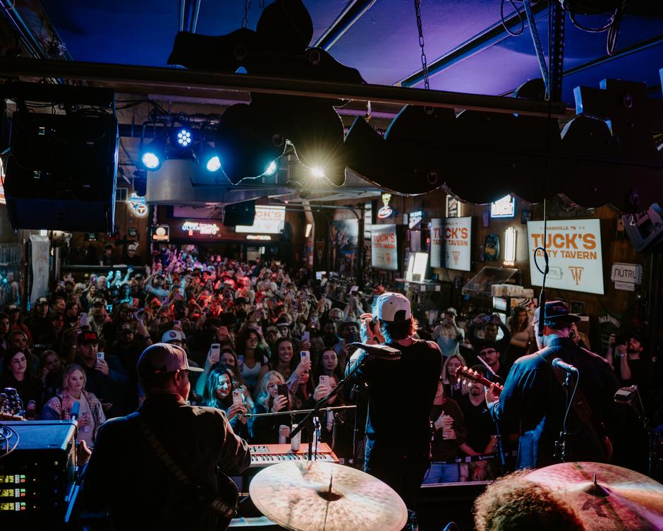 Tucker Wetmore opened the doors to “Tuck’s Tasty Tavern” – a pop-up bar experience | Interviews & Reviews by Center Stage Magazine #