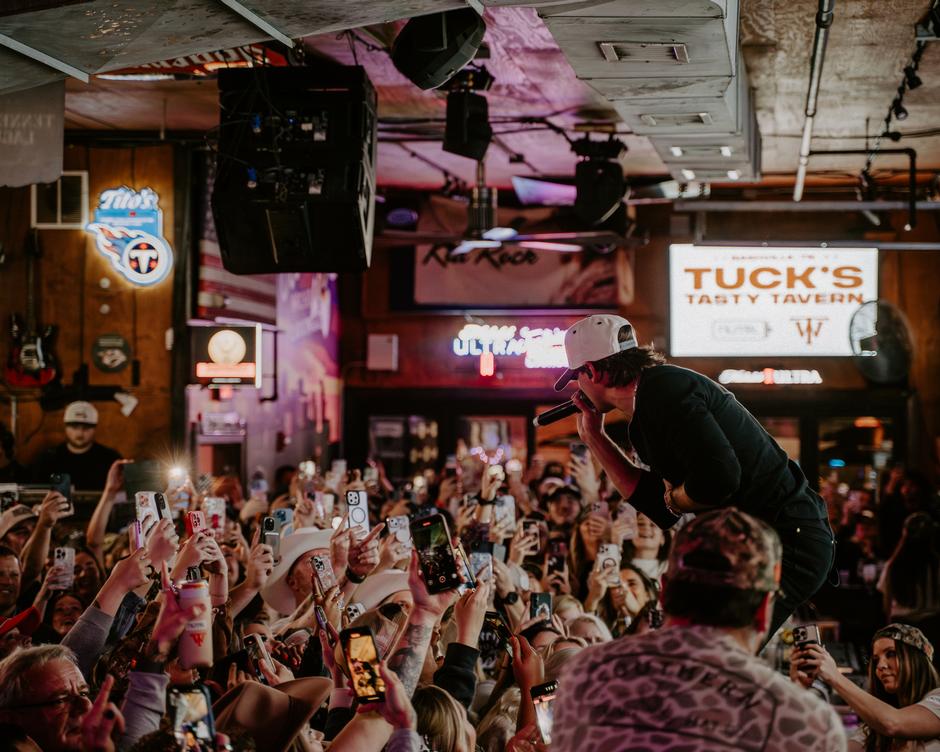 Tucker Wetmore opened the doors to “Tuck’s Tasty Tavern” – a pop-up bar experience | Interviews & Reviews by Center Stage Magazine #