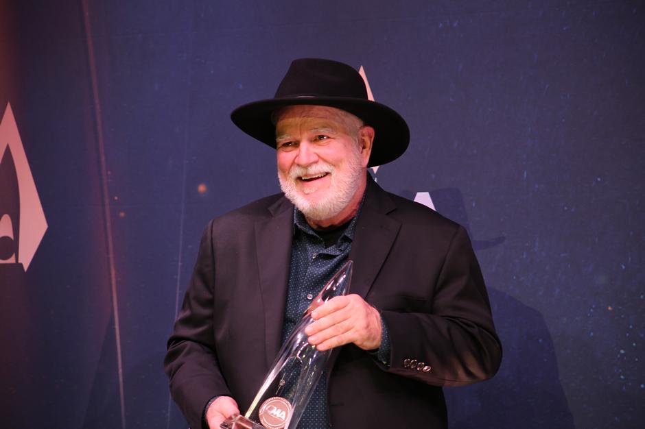 2025 CMA Awards Winners: Lainey Wilson Takes Entertainer of the Year Again, Ella Langley & Riley Green Win 3 Each – Full List | Interviews & Reviews by Center Stage Magazine #