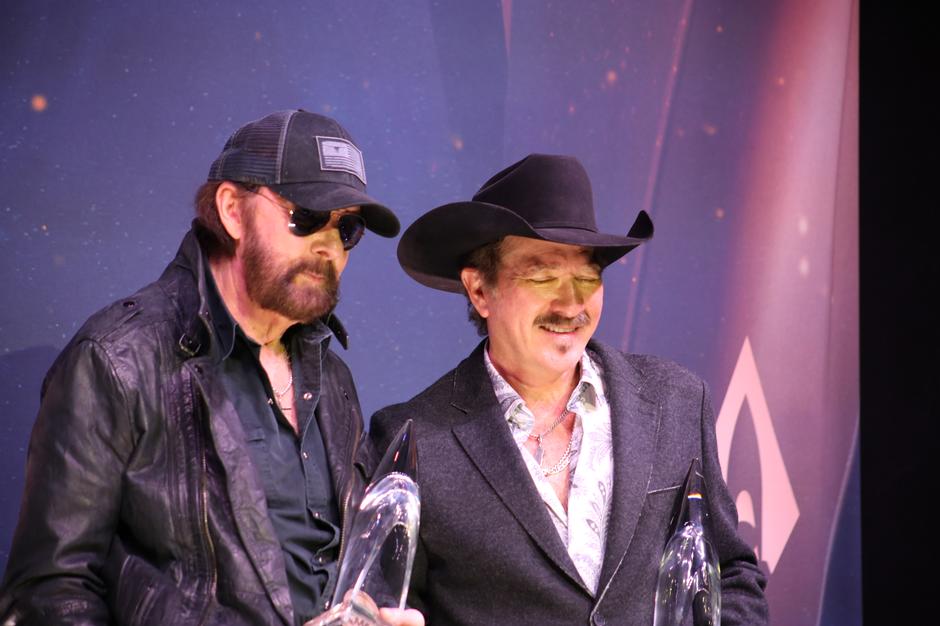 2025 CMA Awards Winners: Lainey Wilson Takes Entertainer of the Year Again, Ella Langley & Riley Green Win 3 Each – Full List | Interviews & Reviews by Center Stage Magazine #