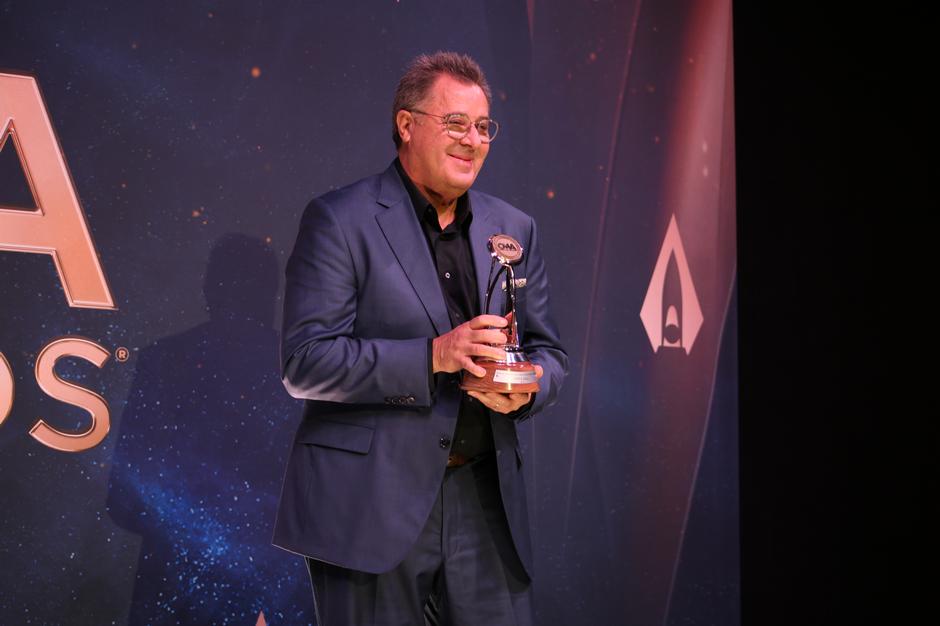 2025 CMA Awards Winners: Lainey Wilson Takes Entertainer of the Year Again, Ella Langley & Riley Green Win 3 Each – Full List | Interviews & Reviews by Center Stage Magazine #