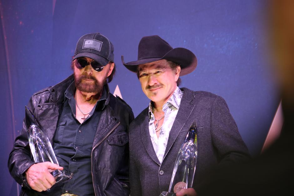 2025 CMA Awards Winners: Lainey Wilson Takes Entertainer of the Year Again, Ella Langley & Riley Green Win 3 Each – Full List | Interviews & Reviews by Center Stage Magazine #