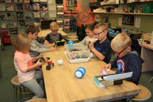 Kids working in makerspace 472