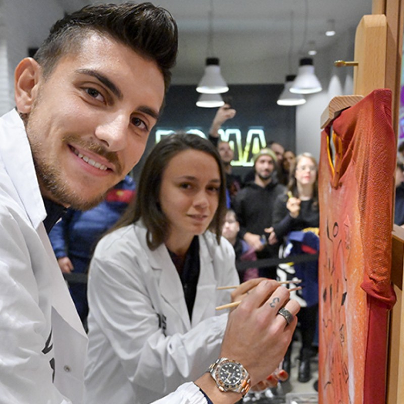 Maglia home AS Roma dipinta da Pellegrini, Bonfantini e Serturini guidati da Lady Nina - Evento Art Sport Roma