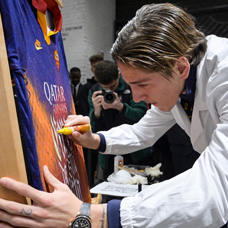 Terza maglia AS Roma dipinta da Zaniolo, Bernauer, Giuliano guidati da Cipstrega - Evento Art Sport Roma