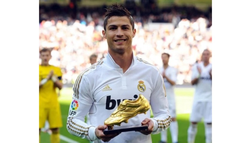 Scarpa d'Oro CR7 Museum + Pallone CR7 autografato da Cristiano Ronaldo -  CharityStars