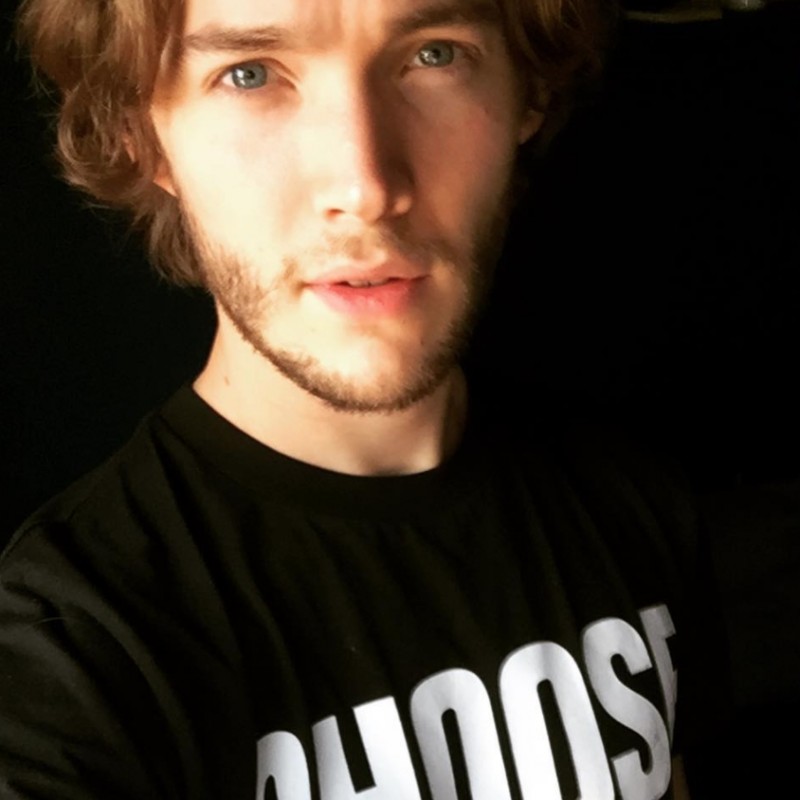 Appuntamento su Zoom con Toby Regbo