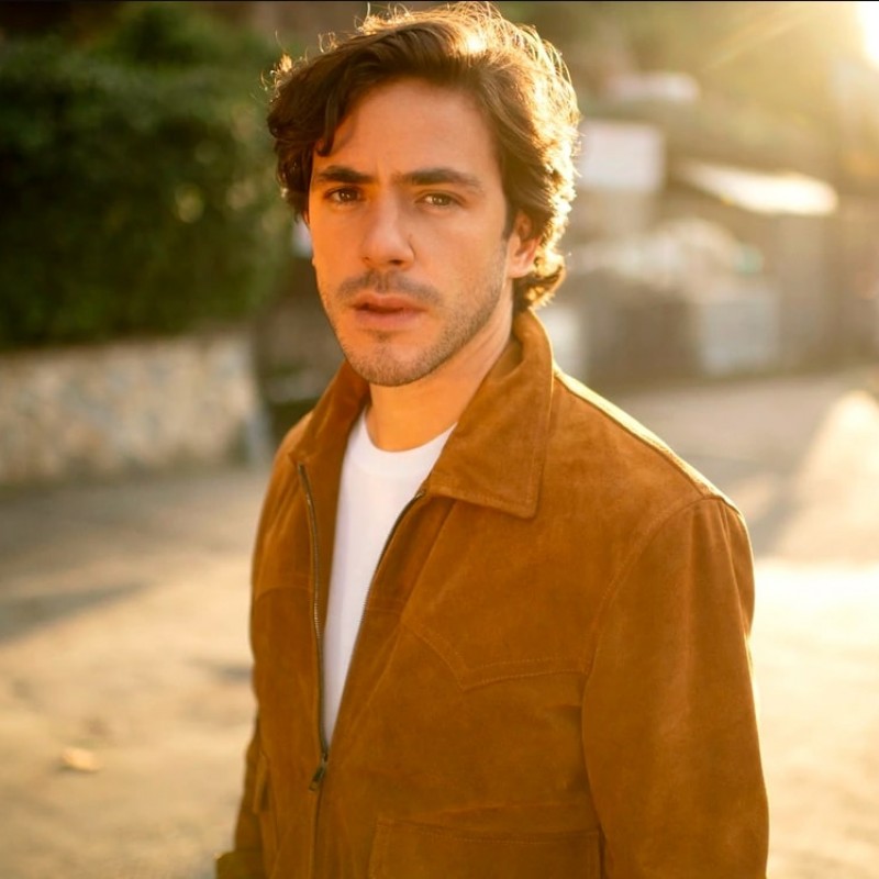 Vinci una video-performance personalizzata da Jack Savoretti