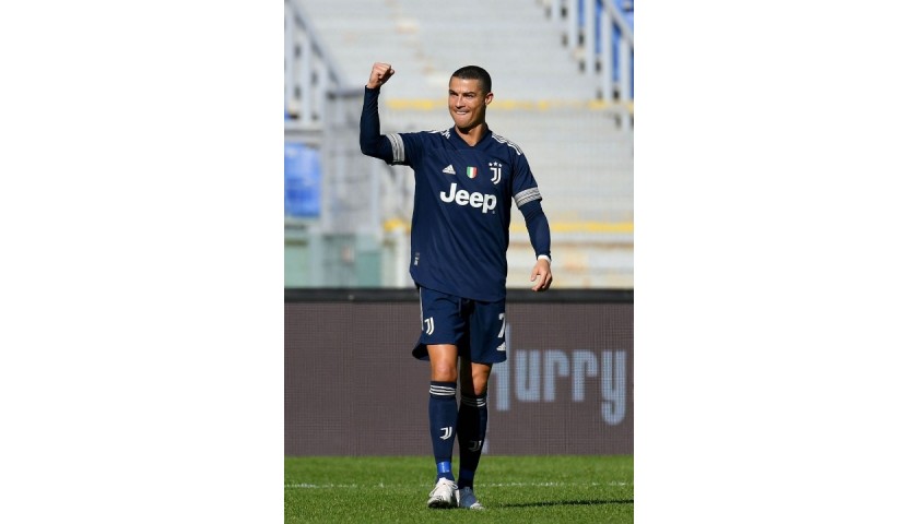 ronaldo juventus away jersey