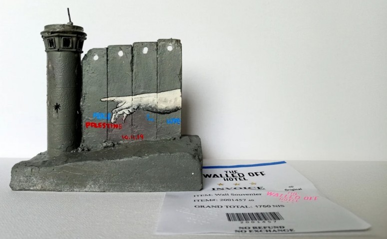 BANKSY 作品集　CUT IT OUT バンクシー Cut It Out: Banksy: 8601417583944: Amazon.com: Books