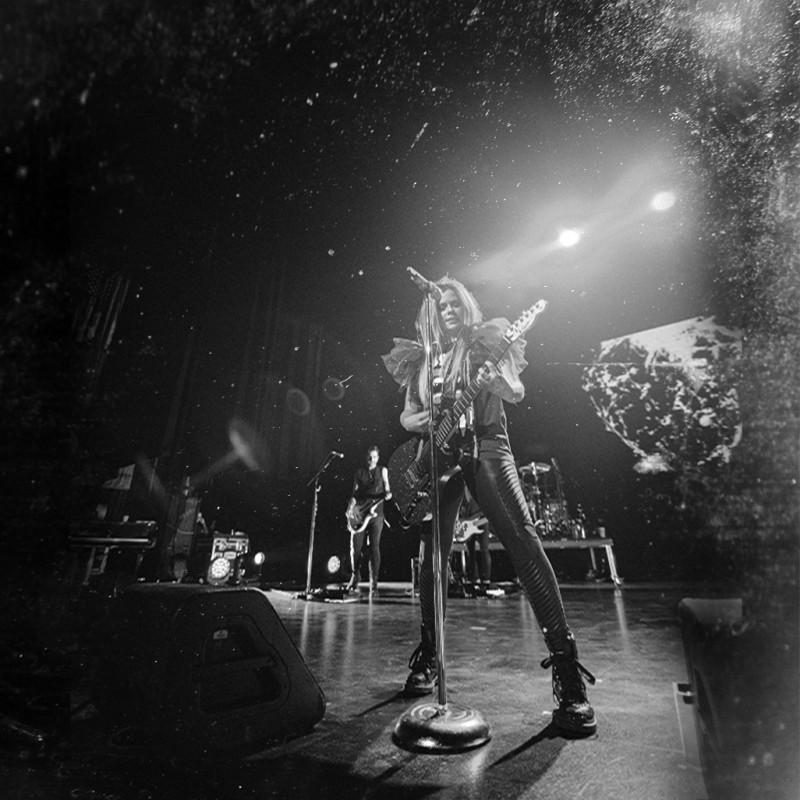 Front Row VIP Tickets for Avril Lavigne in Paris, France