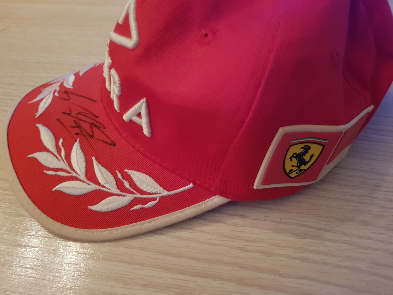 Cappellino ufficiale Ferrari autografato da Michael Schumacher -  CharityStars