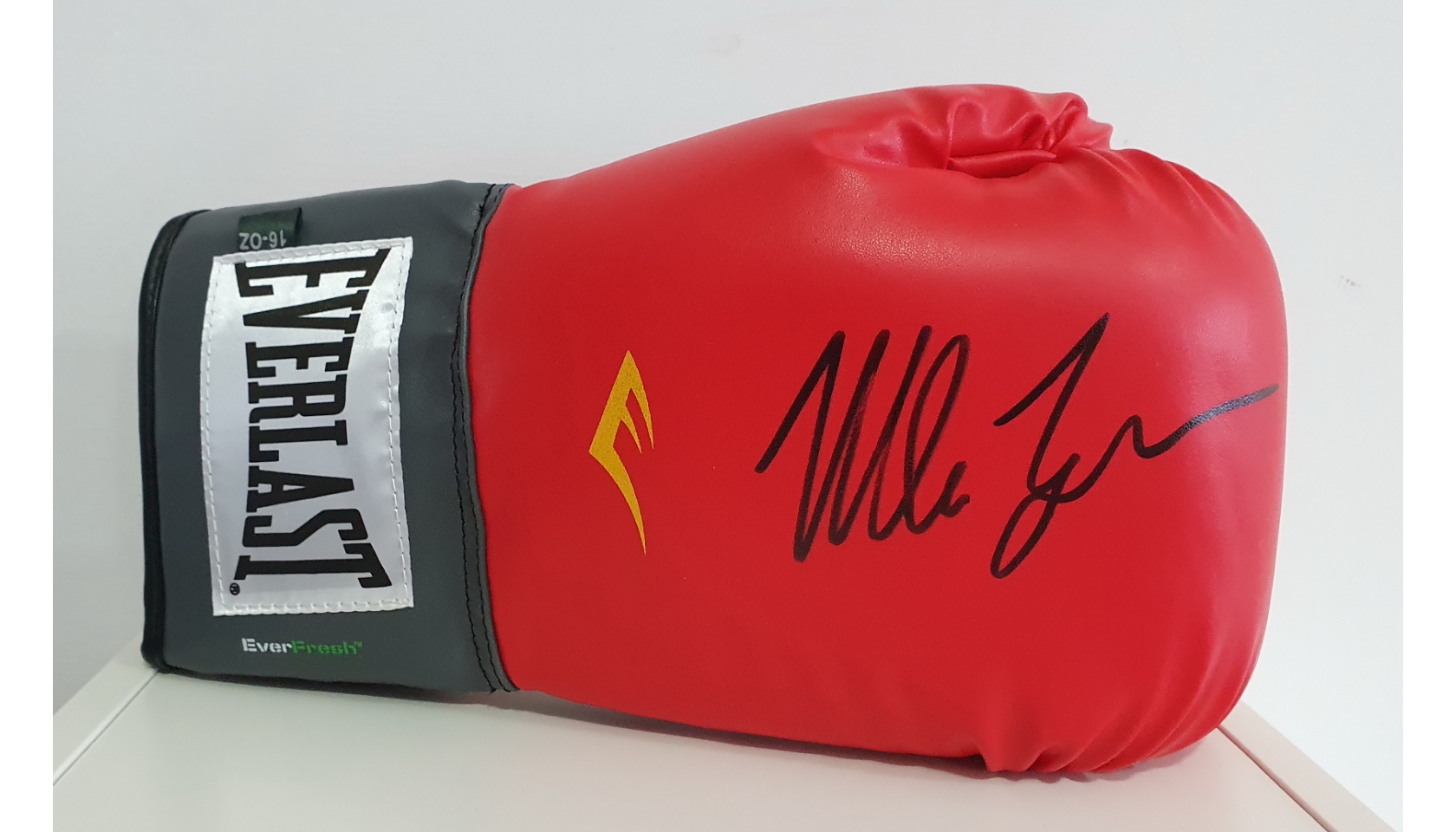 Guantone Da Boxe Nero Autografato Da Mike Tyson - Con Vetrina In Perspex E Targa, Memorabilia Ufficiale