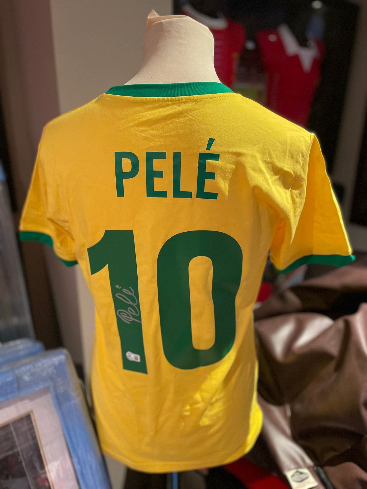 Maillot Brésil Dédicacé Par Pelé - Encadré, Authentique, Pièce De Musée