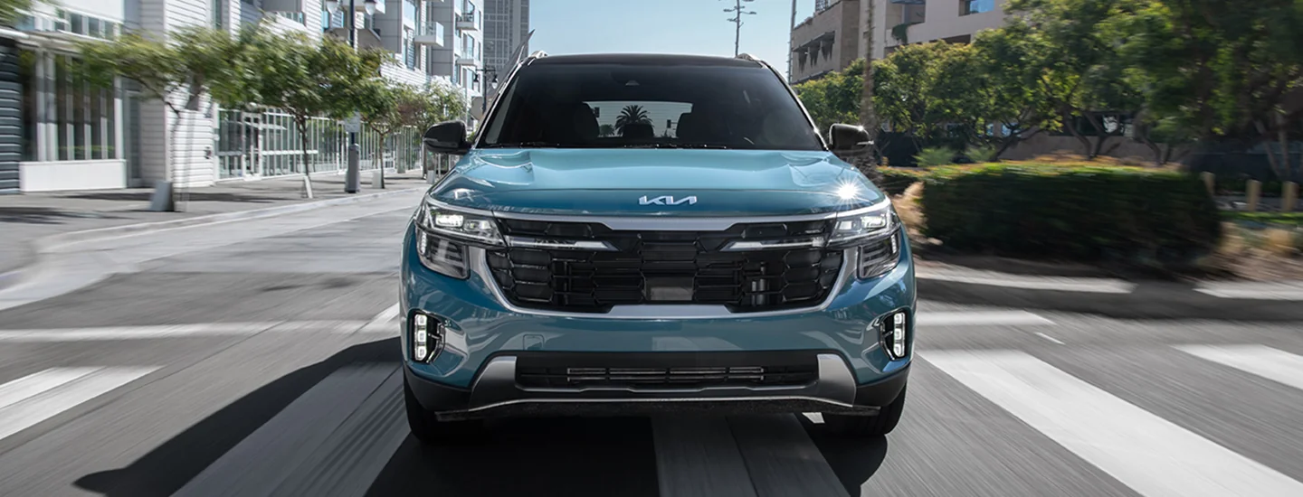 Front view of a 2025 Kia Seltos driving in the city