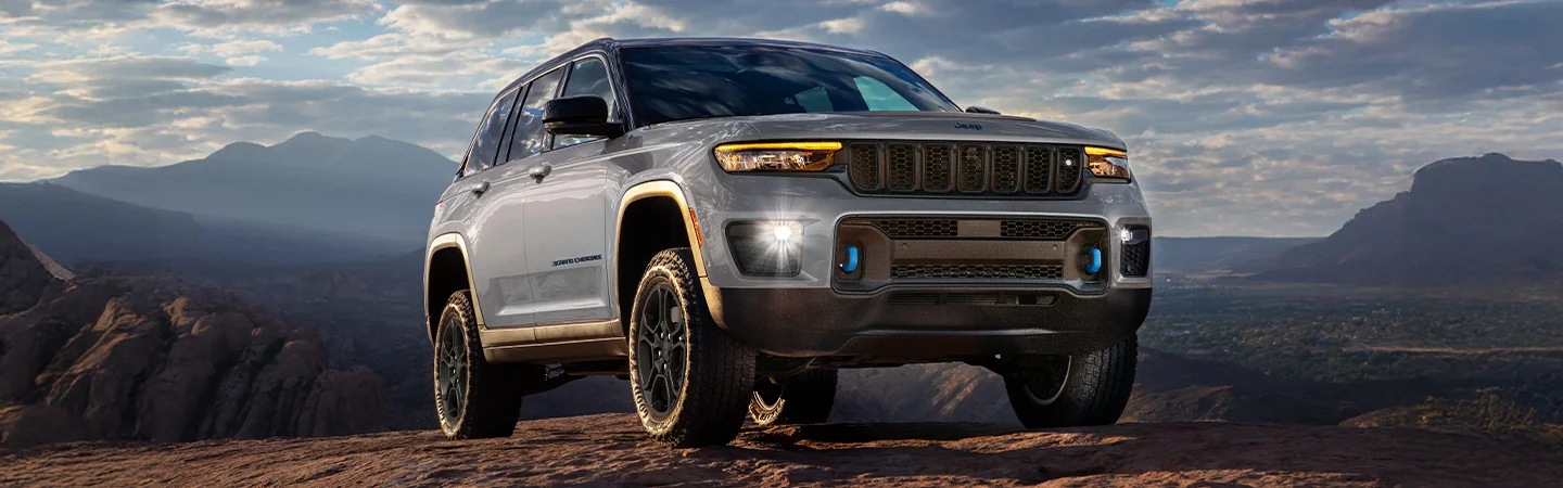 2025 Jeep Grand Cherokee Specs greycolor forntview