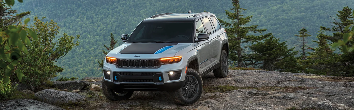2025 Jeep Grand Cherokee Specs greycolor frontview