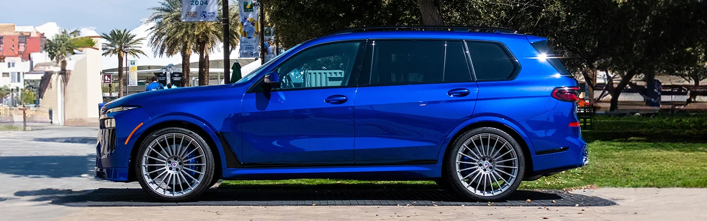 2025 BMW X7 Specs color blue and side view