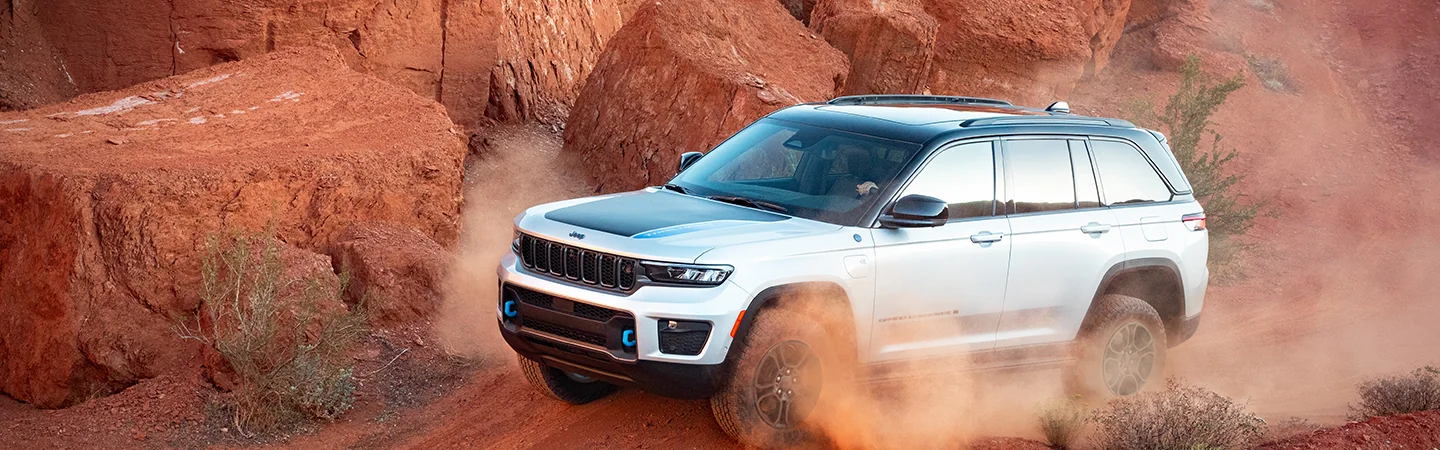 2025 Jeep Grand Cherokee White side view