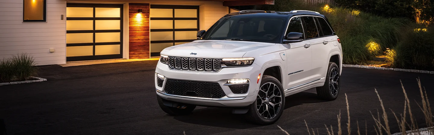 2025 Jeep Grand Cherokee White front view