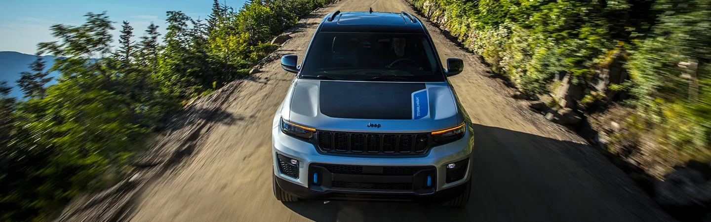 2025 Jeep Grand Cherokee gray front view