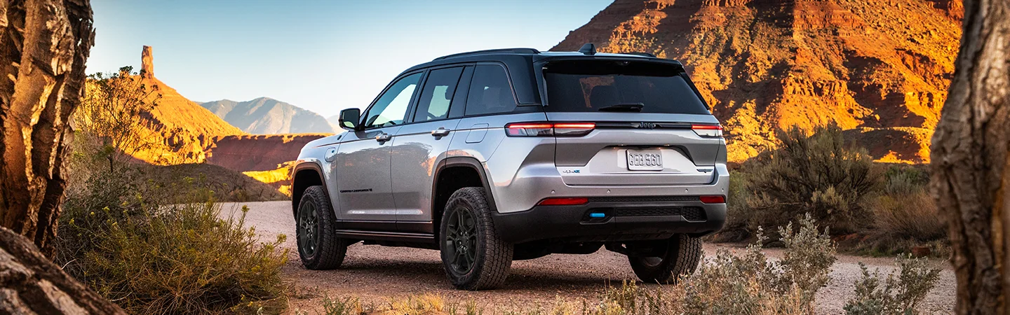 2025 Jeep Grand Cherokee gray side view