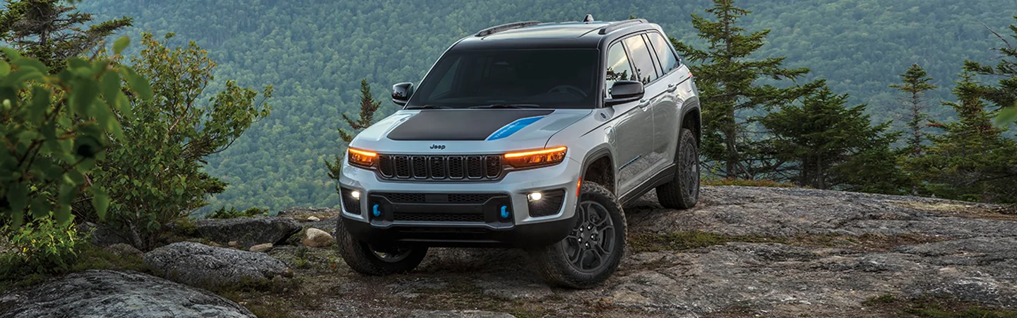 2025 Jeep Grand Cherokee Specs greycolor frontview
