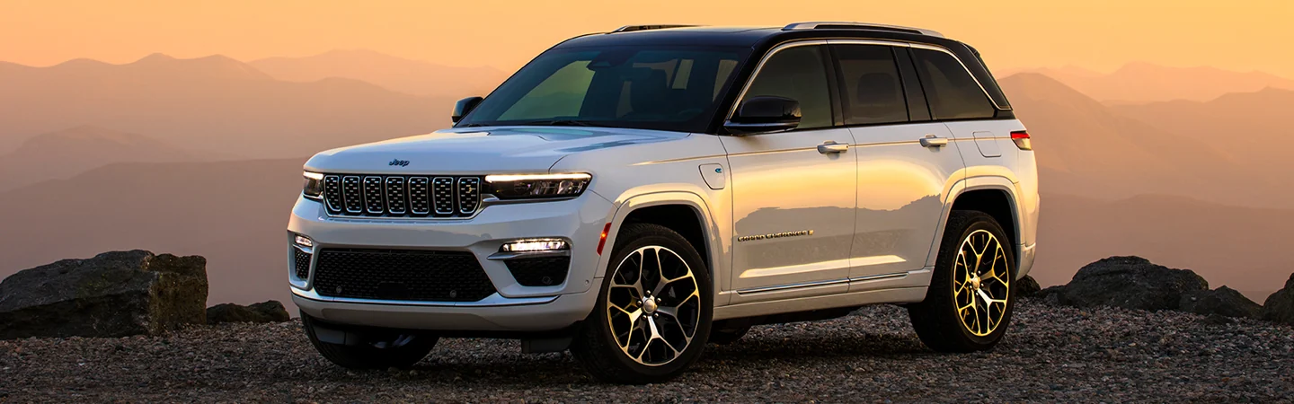 2025 Jeep Grand Cherokee Specs whitecolor frontview