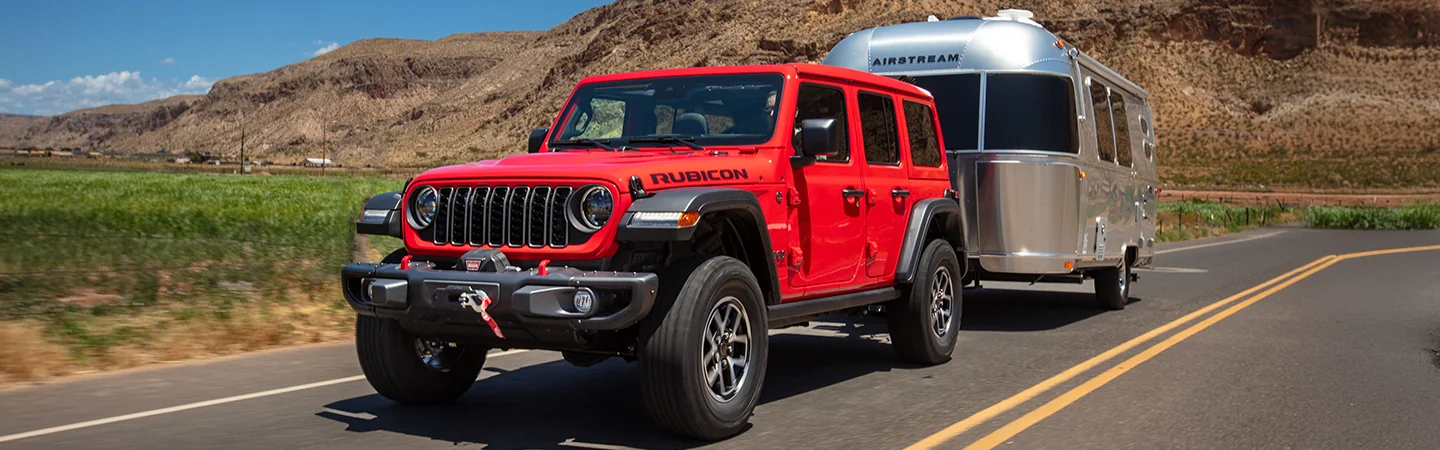 2025 Jeep Wrangler vs Ford Bronco silvercolor frontview