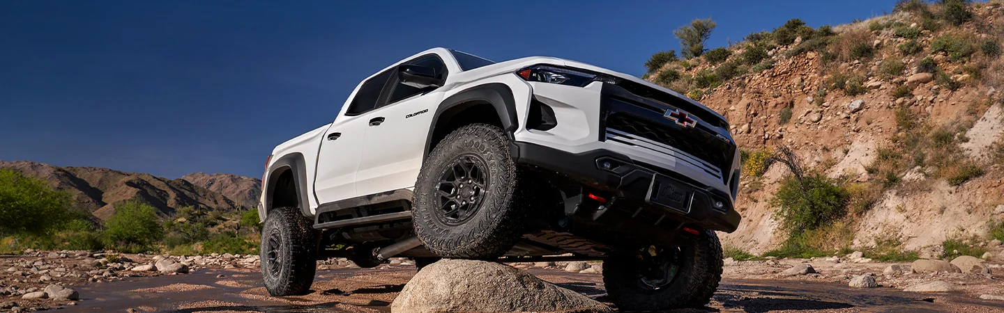 2024 Chevrolet Colorado Specs color white and front view