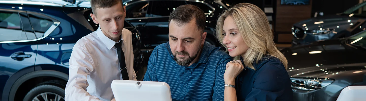 Sales person and customers going over the 2026 Volkswagen Atlas Advanced Technology and Performance Features