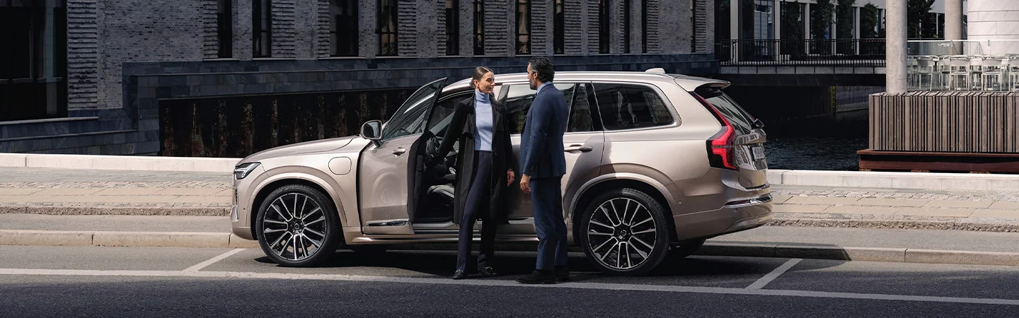 2025 Volvo XC90 Plug-in Hybrid Specs sliver side view
