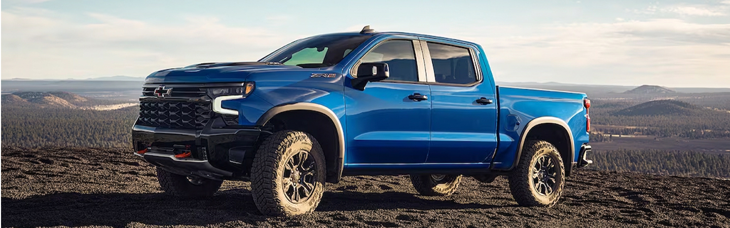 2024 RAM 1500 vs Chevrolet Silverado blue color sideview