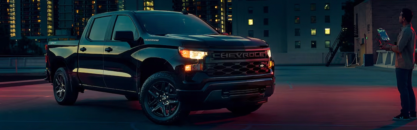 2024 RAM 1500 vs Chevrolet Silverado black color sideview