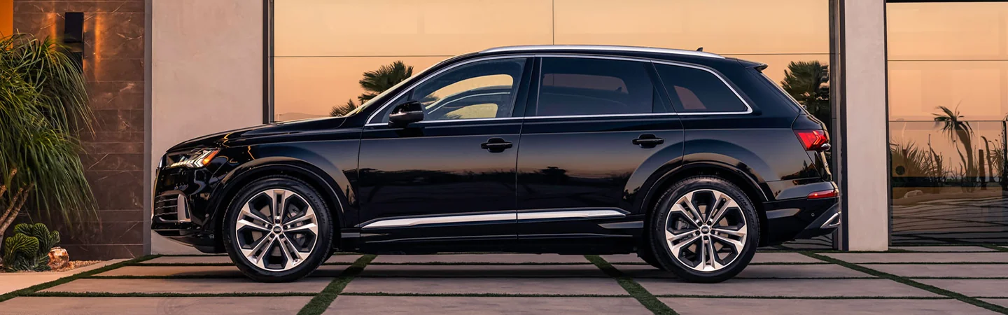 2024 Discovery vs Audi Q7 side front in black